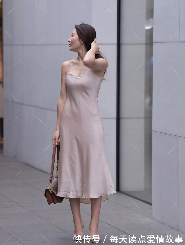 丝质面料 丝质长裙搭配性感高跟鞋,精致美艳,端庄大气!