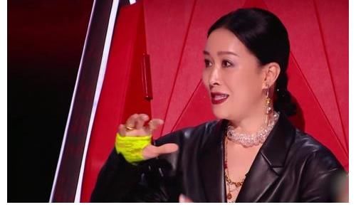 那英|《中国好声音》那英评价歌手，唱的比周深结实厚重，那点像