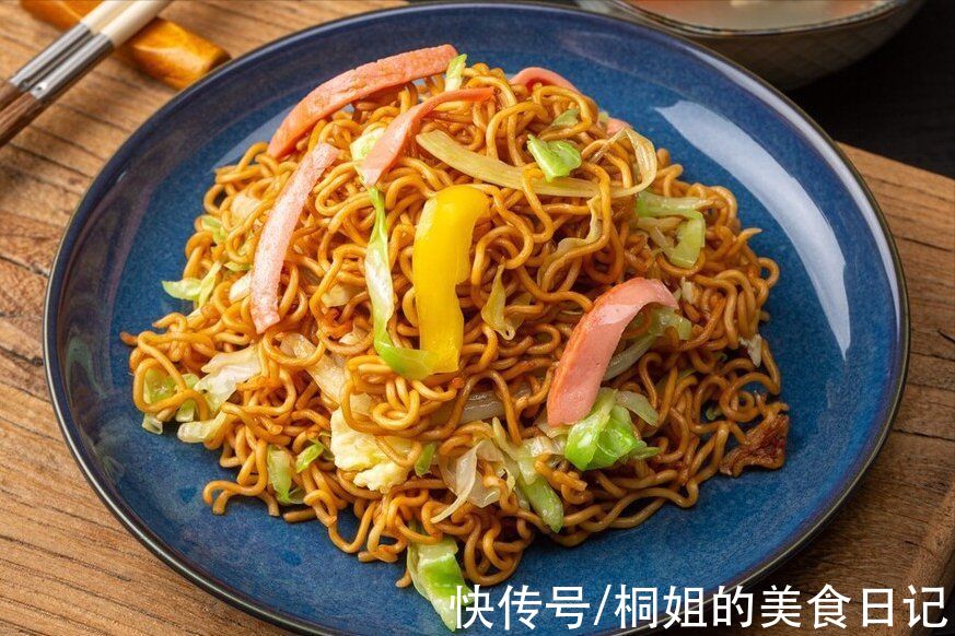 家常炒面，掌握2个技巧，爽滑劲道，好吃不粘连，用挂面做也好吃