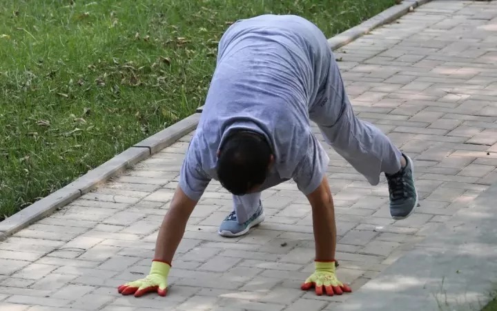 腰椎|像动物一样爬行改善调理脊椎