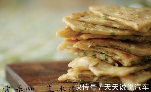 早餐葱油饼的做法,学会一种就行了,孩子天天吃不够