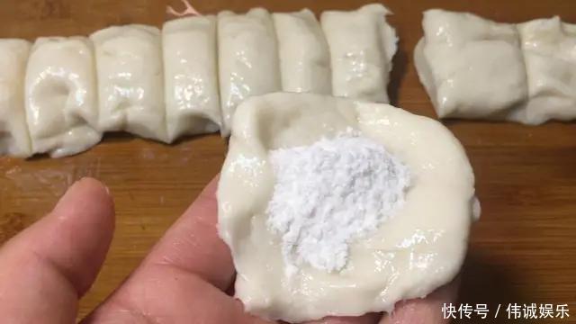 最近儿子迷上它,有面粉就能做,外酥里软,各个空心,比油条好吃