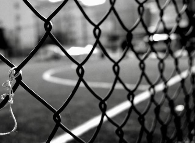 校园暴力|“你只要把他打哭了,打赢了,爸爸回来就奖励你!”