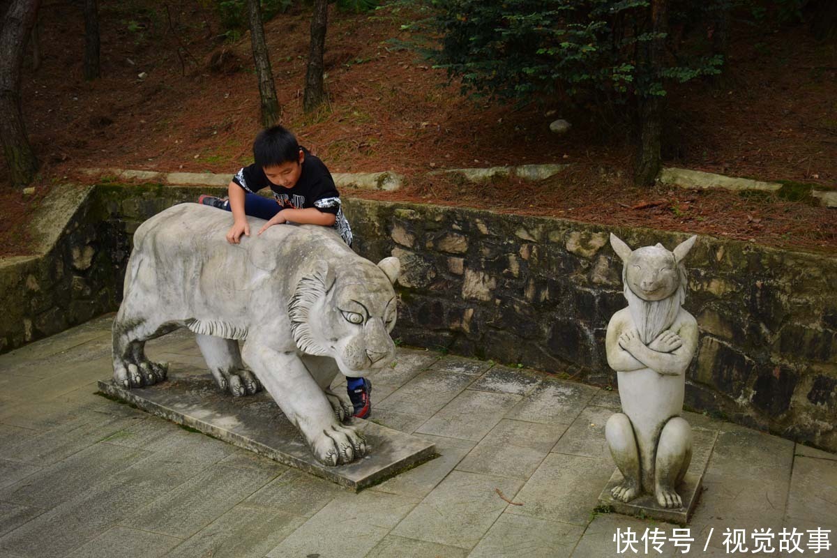 山上|山上安装众多雕塑,活灵活现栩栩如生,孩童将其当“玩具”