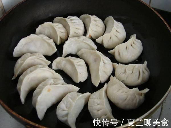 煎饺子时，先加油还是水？厨师长告诉你，正确的做法是这样！