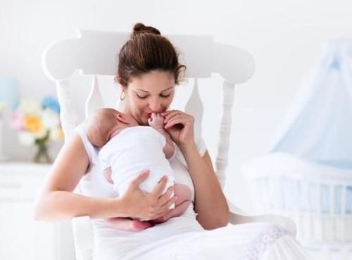 宝宝|“粘人宝宝”火了，一出生就向妈妈索要“抱抱”，医生拦都拦不住