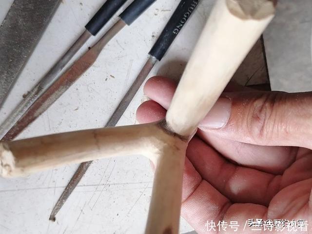 钓鱼支架还在掏钱买吗?为何不利用废鱼竿+树Y做一个,一样好用