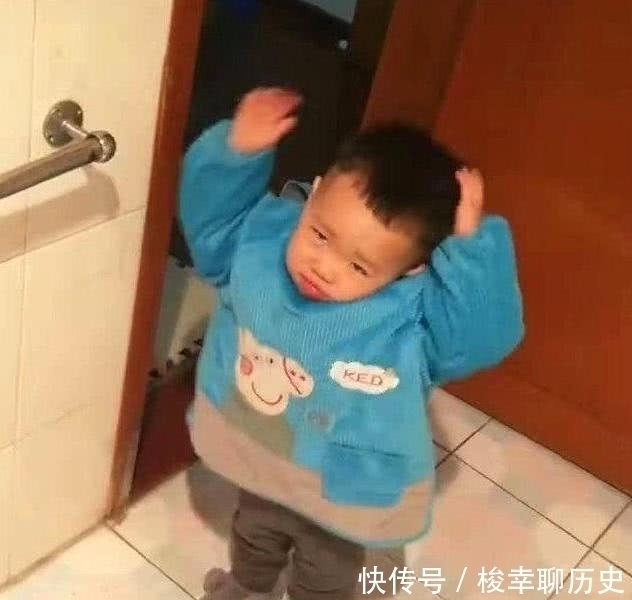 日常生活中|宝爸用完扫帚随手一放,被2岁儿子批评,网友:穿尿不湿的惹不起