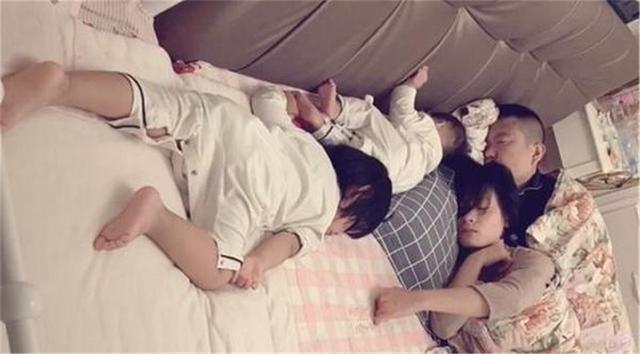 睡眠质量|一家四口睡姿火了,实力诠释什么叫“父母是真爱,孩子是意外”