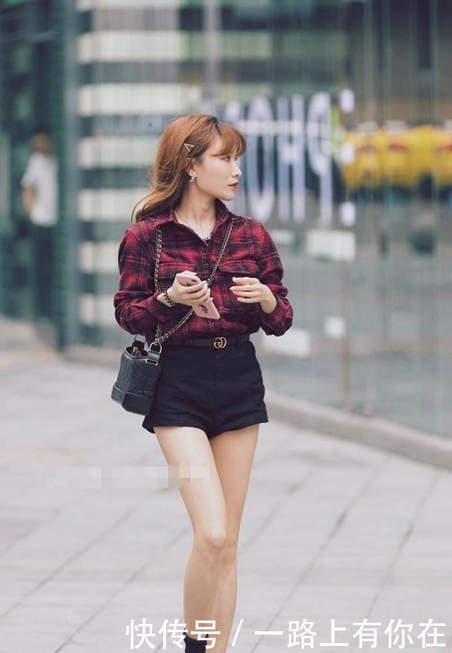 路人街拍,小姐姐妩媚又有点小性感,身姿也很优美,看着更是吸睛