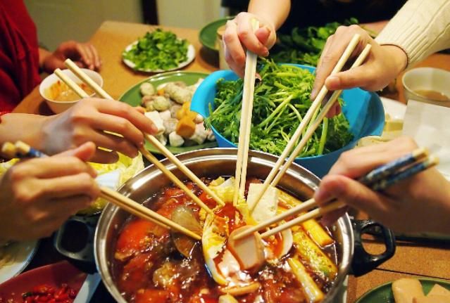 女人|女人更年期后,不妨多吃3种“零嘴”,皱纹、黄褐斑不敢来