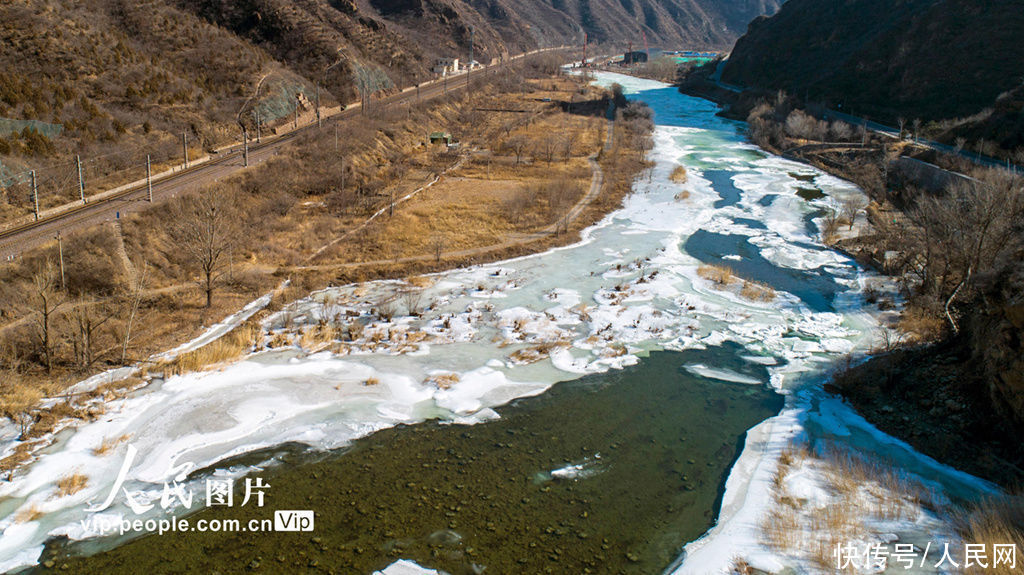 北京永定河安家庄段现“翡翠绿”河道