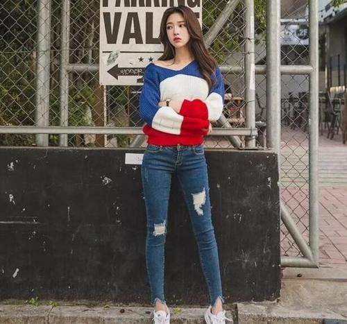 小姐姐爱穿紧身牛仔裤，勾勒妙曼魔鬼身材，展现迷人优雅气息！