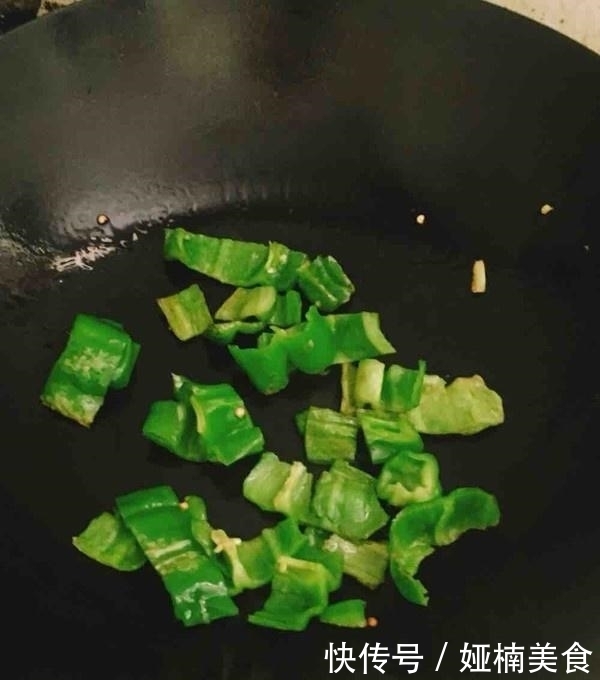 炒茄子还在加酱油?换成“它”,茄子一点不黑,不油更入味