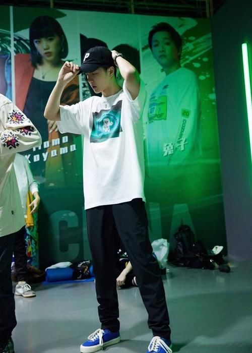 一起火锅吧|王一博:《一起火锅吧》改时间了,调整到每周日晚8点播出啦!