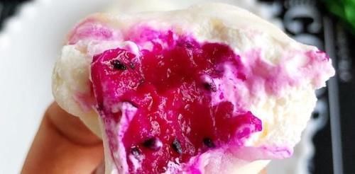 今天又做了甜品,免烤箱免打发,冰冰凉凉的,比奶油蛋糕还好吃