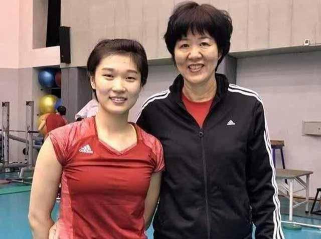 防守|头号自由人名不虚传!女排小可爱强势归来,一传防守展现世界级
