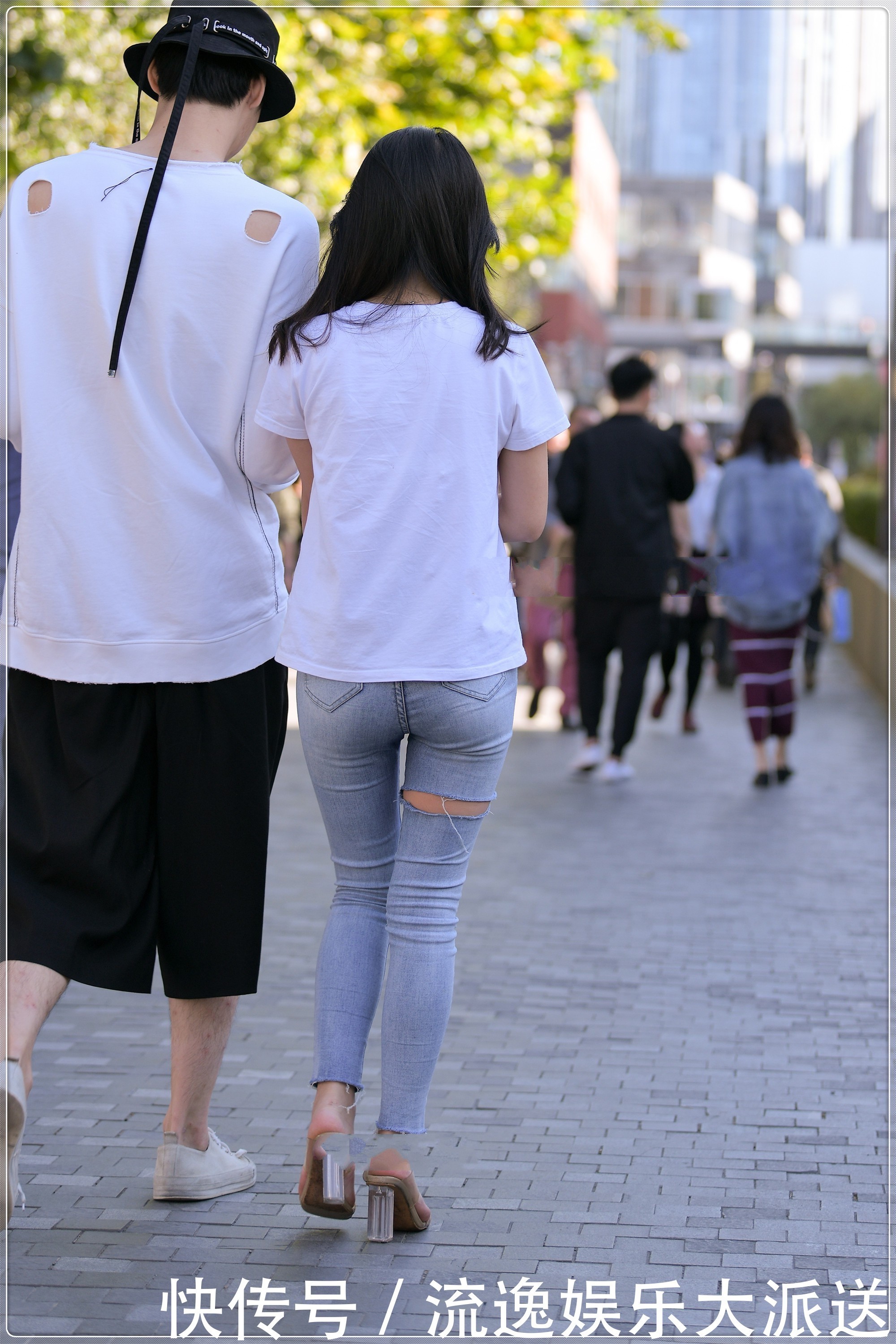 字母款短袖搭配修身牛仔裤,简单百搭,慵懒随意