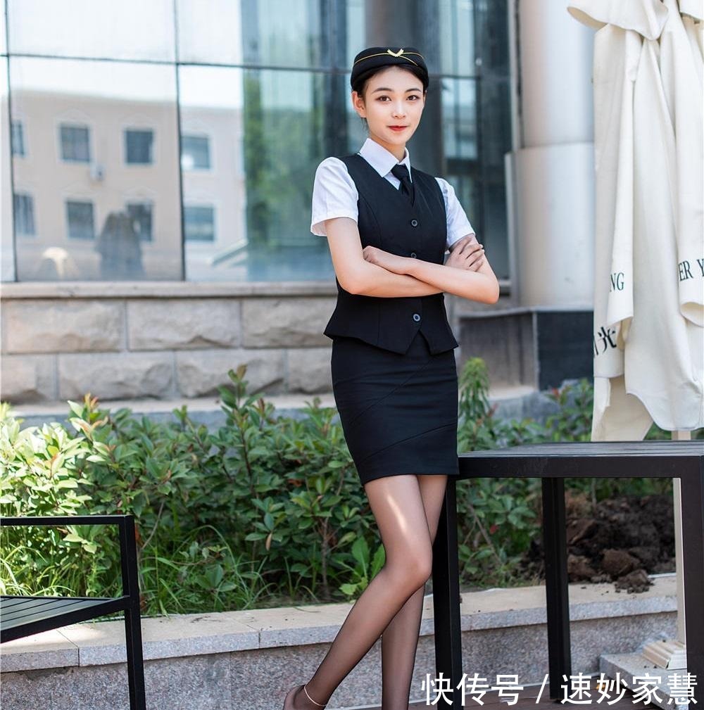 知性|黑色马甲套装简约时尚,内搭白色的衬衫干练十足,知性又不失干练