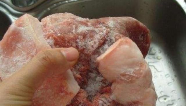 千万别|冰箱里的冷冻肉，千万别泡水解冻学会这样做，跟刚买的一样新鲜