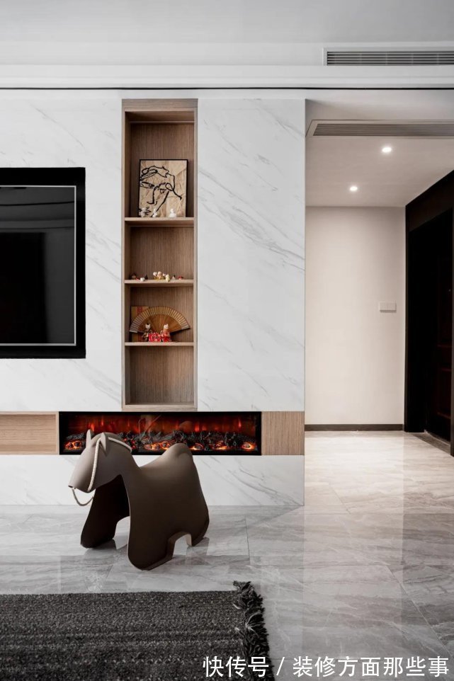 129平现代风四居室,在灰色空间汇总加入木质元素,更加有温度