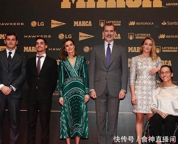 被西班牙王后美到了,穿绿色长裙亮相惊艳众人,搭黑色大衣很洋气