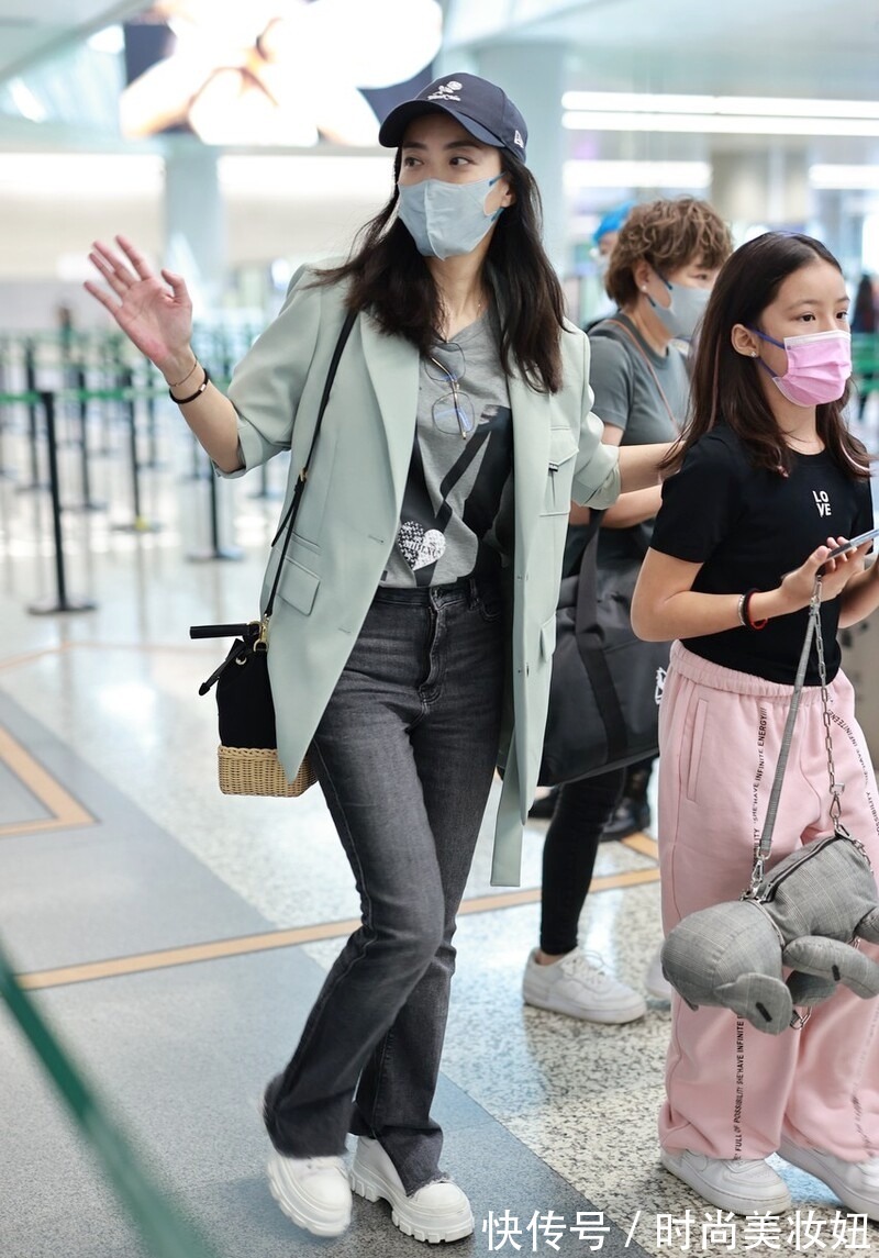 霍汶希|霍汶希真不像“经纪人”,穿西装配牛仔裤气质出众,不出道可惜了