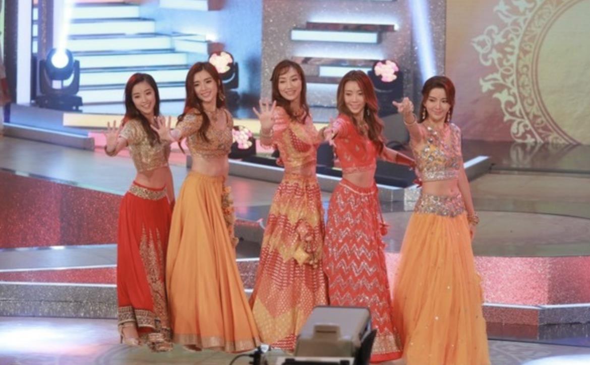 曾志伟|2021港姐选举12强出炉,关礼杰26岁女儿晋级,父女同台演出很温馨