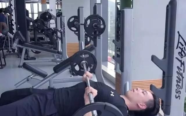 锻炼|胸肌练不好看?因为你忽略了中缝,每天多练习5分钟就够了