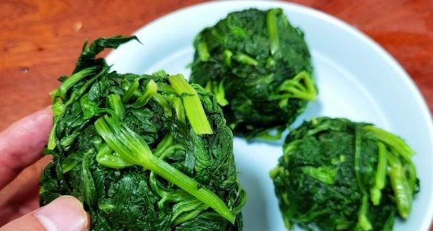 此菜的叶子常被扔掉，其实营养比茎高，冬天要多吃，包饺子吃真香