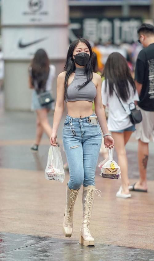 小蛮腰|紧身牛仔裤，搭配网眼高筒靴，显身材显气质！