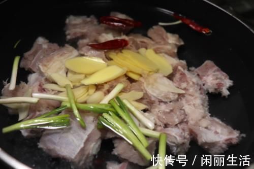 猪肉|煮猪肉炖排骨，“最忌”放这3味料，很多人都习惯放，难怪不好吃