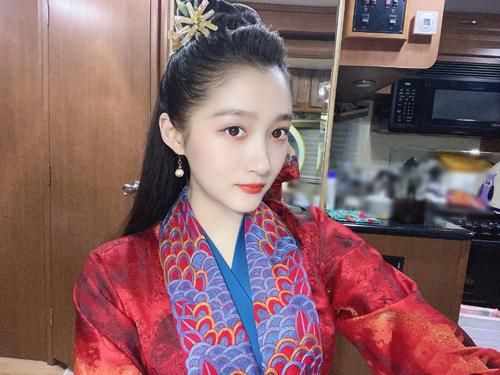 放大招了!关晓彤晒班婳剧组伙食,大闸蟹龙虾五花肉鱼应有尽有