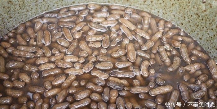 花生是长生果,也是催命符!尤其是这4种人,越吃越伤身!