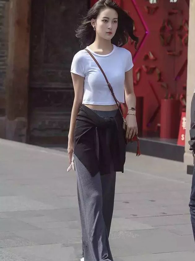 小姐姐|粉色的外套搭配一条白色紧身裤，小姐姐行走间尽显优雅