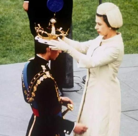 睡着|有妈的孩子像块宝:70岁查尔斯看球睡着,92岁女王微笑不忍叫醒他