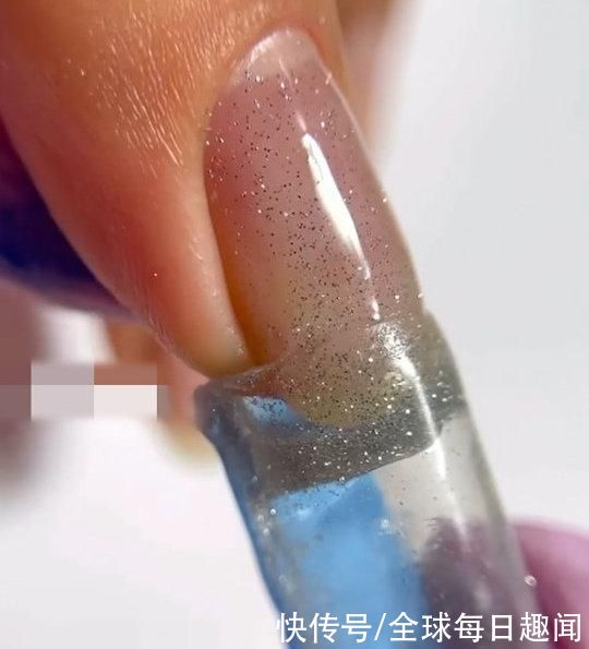 小鱼|女子发明“活鱼”美甲，遭到一众网友猛烈抨击，你能接受吗?