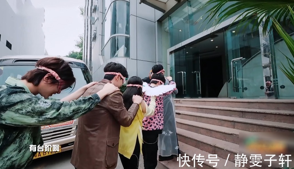 郭麒麟錄節(jié)目身上被纏膠帶,看到他的衣服,網(wǎng)友大林子心疼不