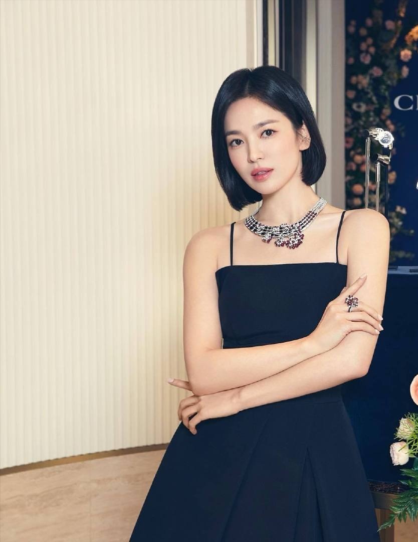 男神收割机宋慧乔又变美黑色吊带裙秀性感肌肤嫩得掐出水