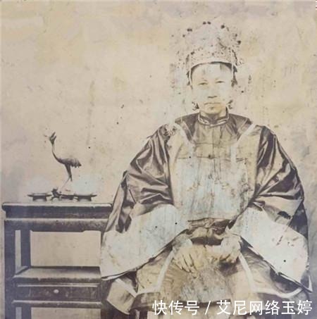 晚清|罕见老照片:身穿官服的晚清诰命夫人,霸气十足,网友却感觉瘆人