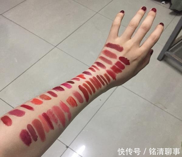 试色|有种炫富叫口红试色,手背、手臂都不算啥,直接换肤才叫厉害