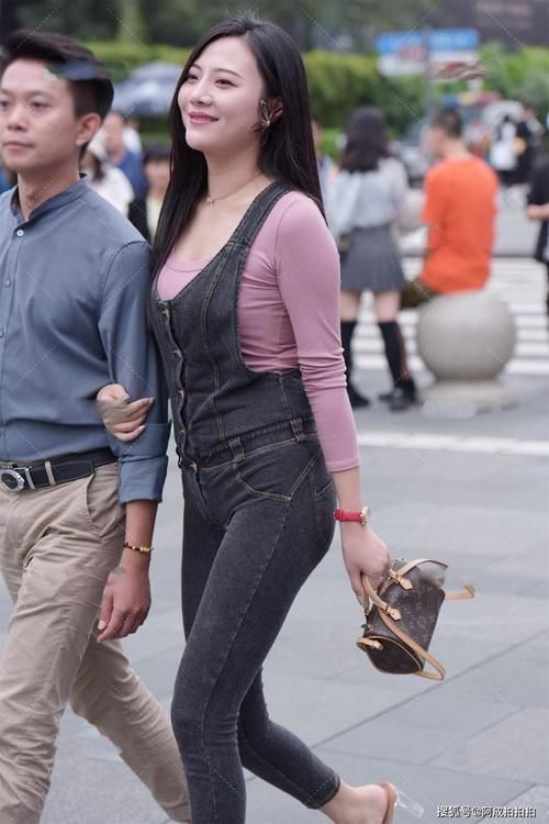  复古古着|皮粉色修身长袖打底，外搭黑色修身牛仔背带裤，完美展现身材曲线