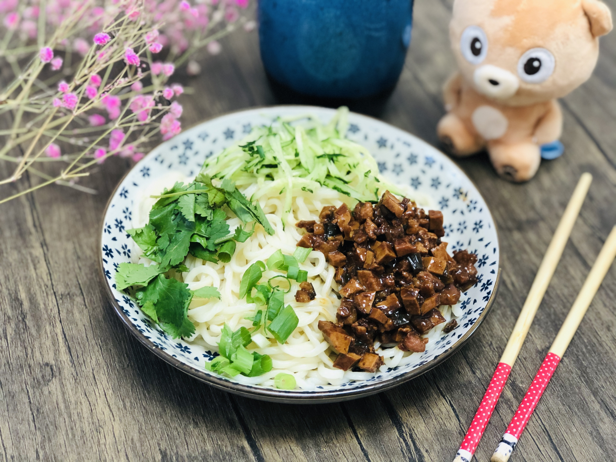 做炸酱面，豆瓣酱和甜面酱选哪个很多人做错，难怪炸酱吃着不香