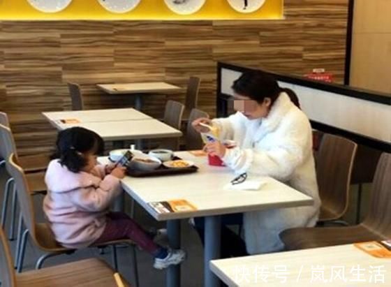 差别|母女俩在服务区吃饭,看到饭菜的差别后,网友孩子已被“养废”