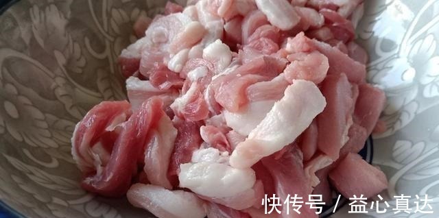 炸酥肉,调糊是关键,用人用面粉有人用淀粉,到底怎么做才正宗