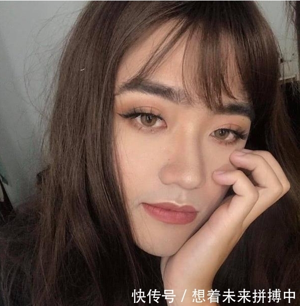 女孩闲来无事给男友化妆并发到网上，网友：简直比女孩还漂亮