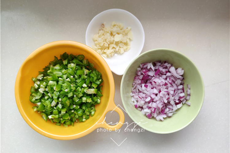 原来茄子馅包子如此好吃！鲜嫩多汁，好吃不油腻，给肉包子都不换