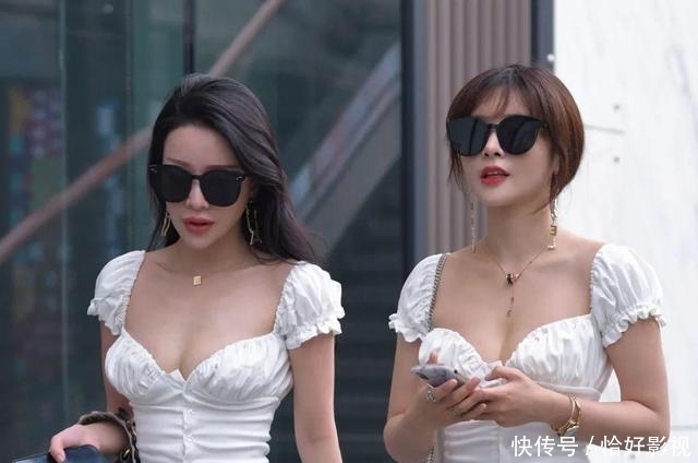 一模一样的上衣，不同裤子的闺蜜，这局牛仔明显赢了