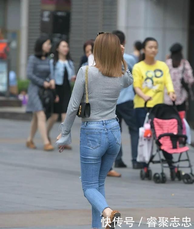 时尚|紧身牛仔裤修身瘦腿,时尚又有气质,对于微胖的人很友好