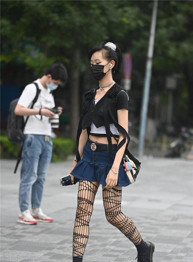 时尚|时尚的姑娘的短裙搭配,不同的款式,搭配出不同鞋子